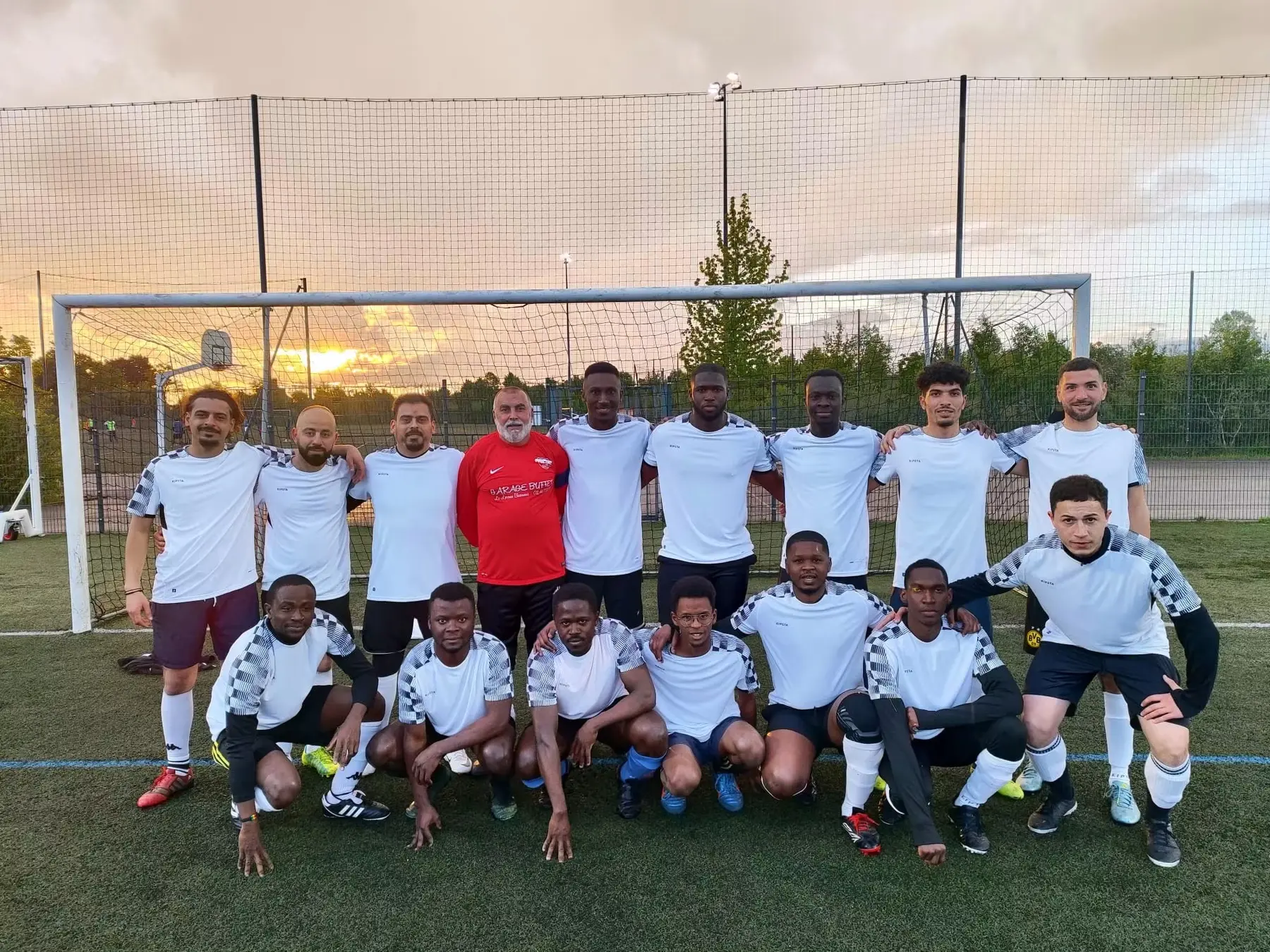 L’équipe senior de l’USCA Angers réunie sur le terrain
