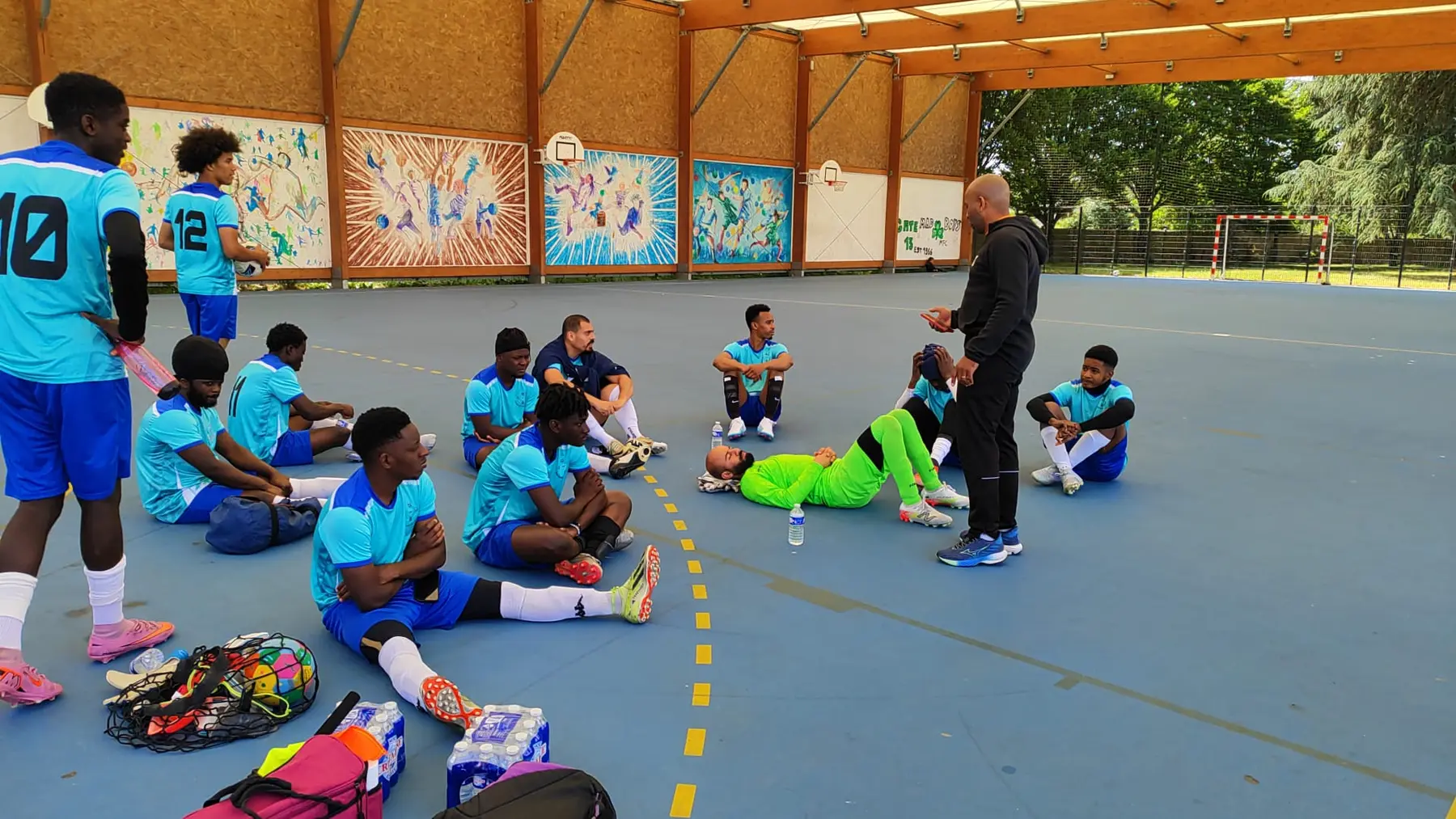 Le coach échange avec le groupe